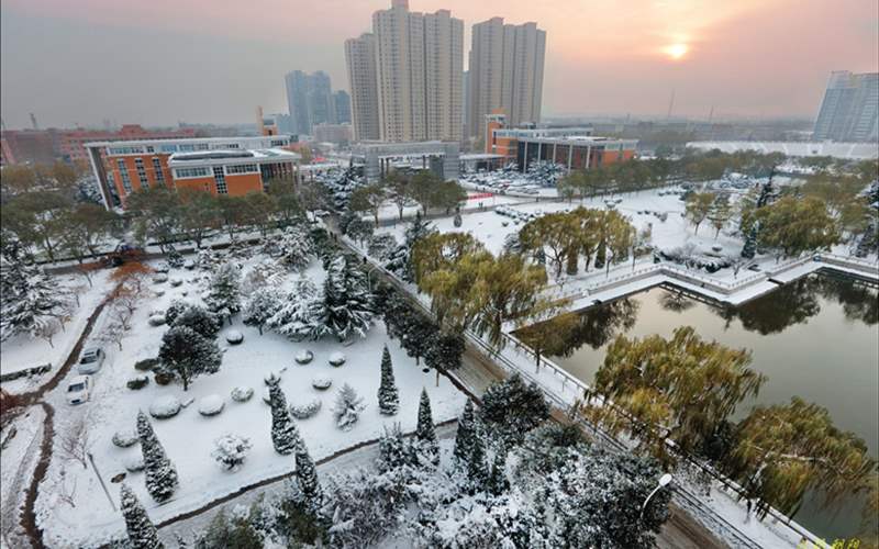 校园雪景